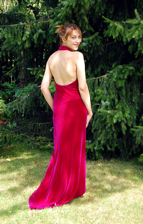 Aksamitna sukienka z odkrytymi plecami