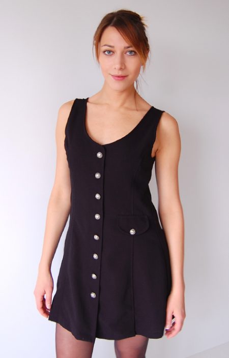 Klasyczna "mała czarna" srebrne guziki