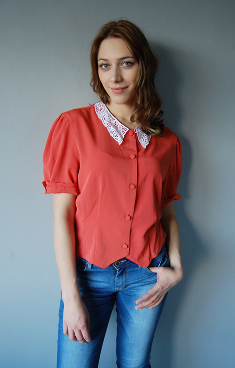 Bluzka z koronkowym kołnierzykiem