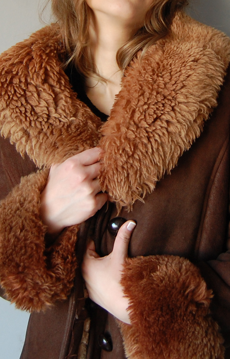 Płaszcz z futrzanym kołnierzem