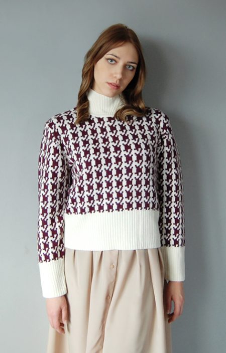 Krótki sweter z golfem wzór kremowo-fioletowa pepitka