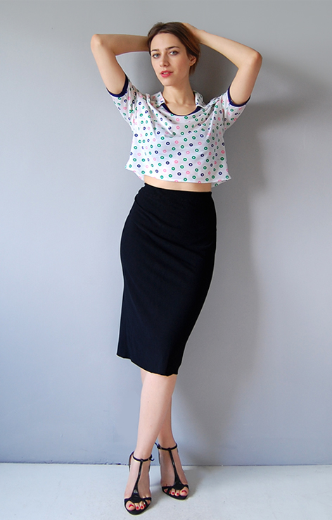 Krótki top z kołnierzykiem w groszki lata 70.