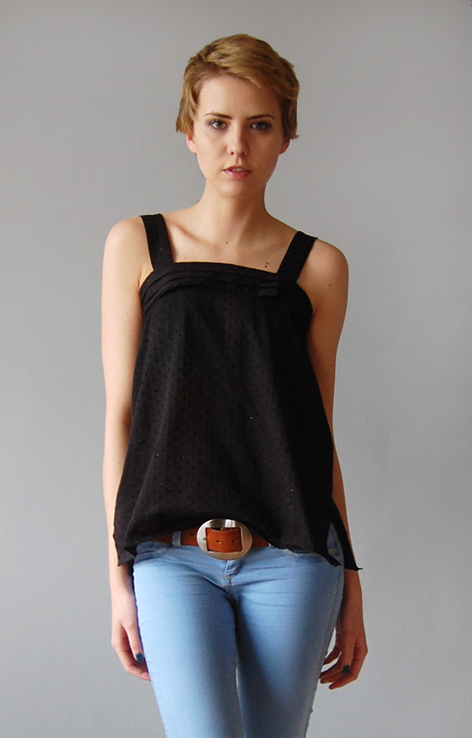 Błyszczący czarny top