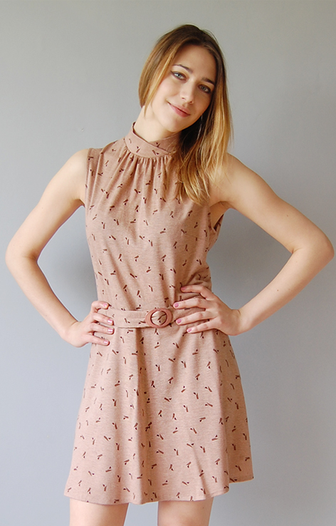 Beżowa sukienka retro z paskiem