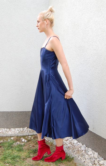 Granatowa sukienka na ramiączkach lata 80.