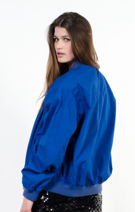 Niebieska kurtka bomberka z emblematem