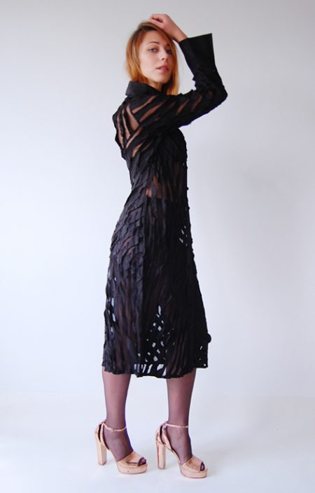 Transparentna zapinana na guziki sukienka