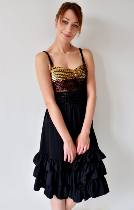 Sylwestrowa cekinowa sukienka z falbankami