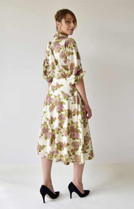 Kwiatowa sukienka z kołnierzykiem
