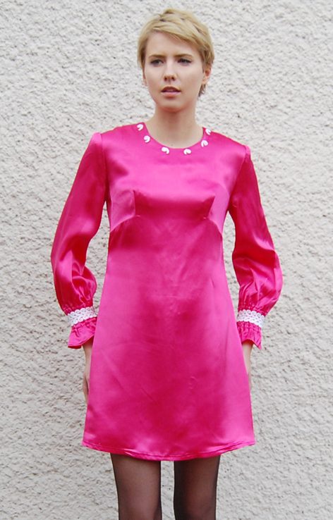 Różowa atłasowa sukinke z białą koronką lata 60
