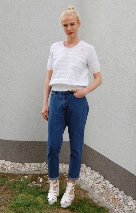 Ażurowy sweterek z różowym haftowanym kwiatkiem