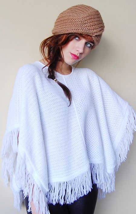 Białe dzianinowe ponczo z frendzami