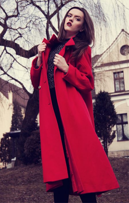 Czerwony długi płaszcz złote guziki