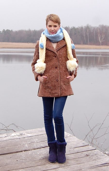 Błękitno-żółty szal z pomponami