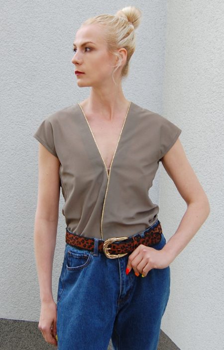 Top w kolorze khaki ze złota nitką