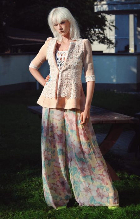 Pastelowa marynarka z koronka w stylu lata 60.