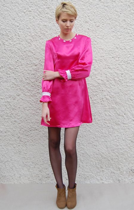 Różowa atłasowa sukinke z białą koronką lata 60