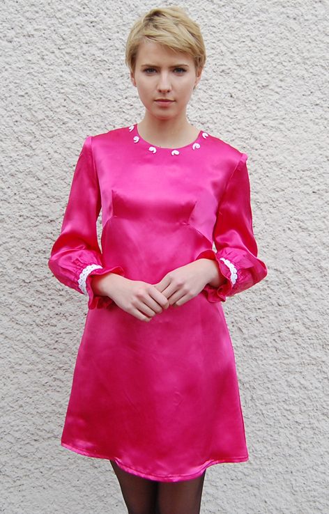 Różowa atłasowa sukinke z białą koronką lata 60