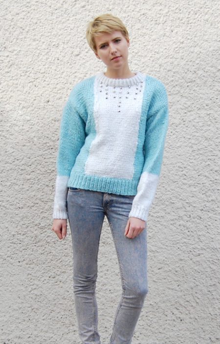 Wełniany sweter ozdobiony nitami