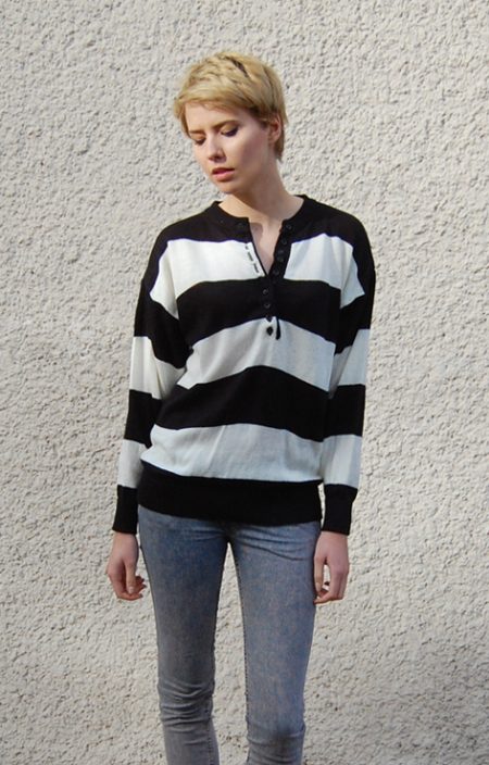 Sweter w pasy biało-granatowy