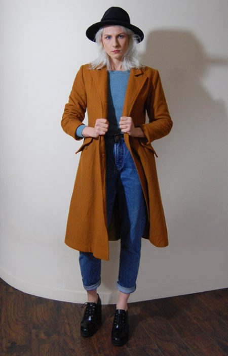 Karmelowy płaszcz retro lata 70.