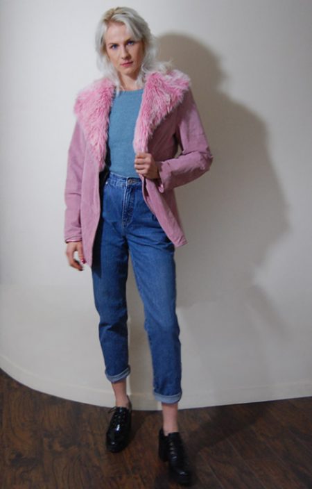 Różowa skórzana kurtka z futrzanym kołnierzem