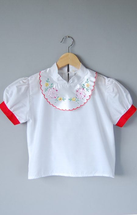 Biała bluzka z haftowanym kołnierzykiem