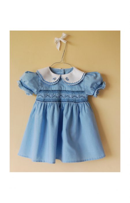 Niebieska sukienka z białym kołnierzykiem