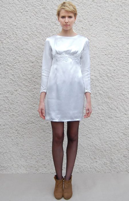 Biała atłasowa sukienka mini