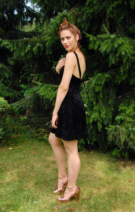 Czarny welurowy kombinezon na ramiączkach