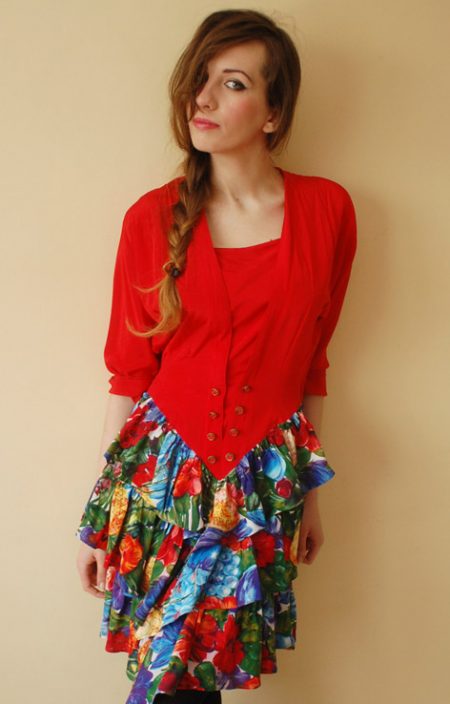 Czerwona sukienka z kwiatową spódnicą