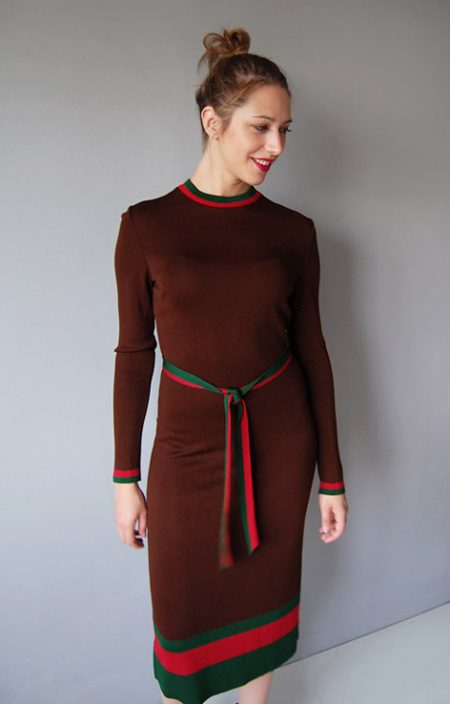 Dzianinowa sukienka wiązana w pasie