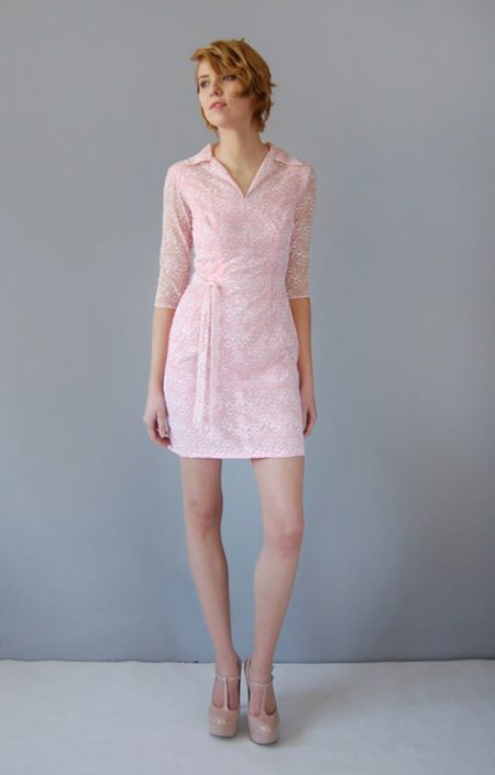 Koronkowa sukienka mini z kołnierzykiem