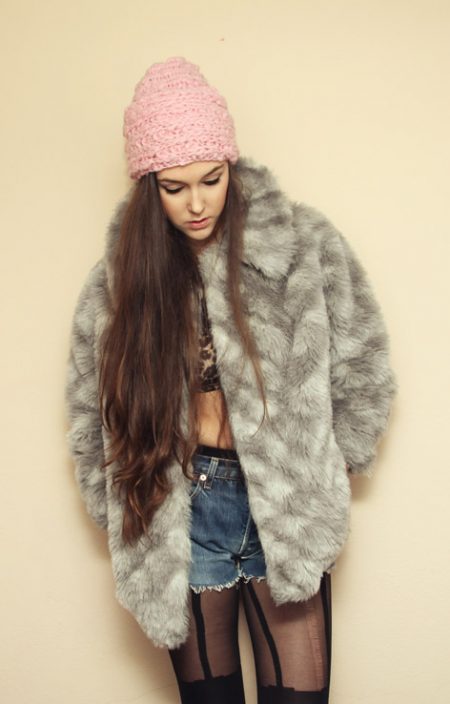 Wełniana różowa czapka o grubym splocie