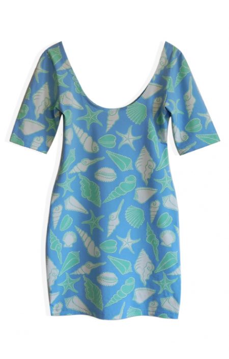 Elastyczna sukienka miętowo niebieska wzór muszle rozgwiazdy głęboki dekolt plecy