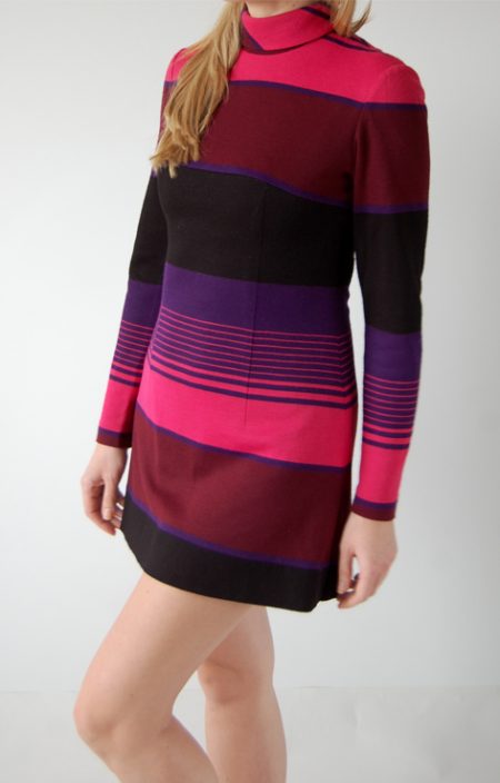 Dzianinowa sukienka ze stójką lata 70.