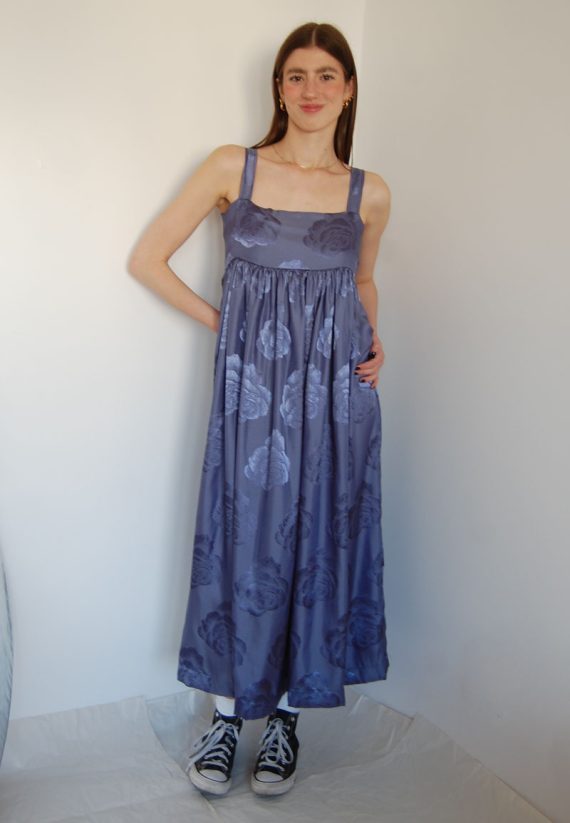 Atłasowa sukienka na ramiączkach