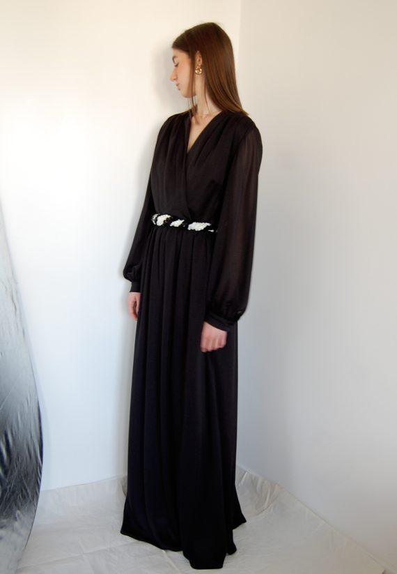 Wieczorowa czarna sukienka z cekinowym paskiem