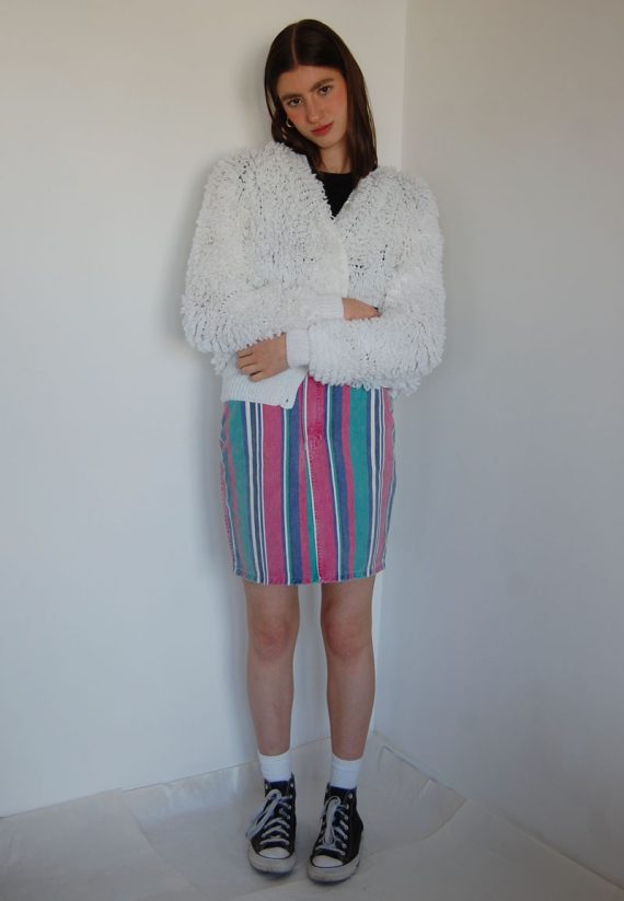 Biały rozpinany "puszysty" sweterek