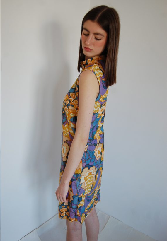 Sukienka ze stójką pastelowy wzór lata 60.